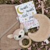 Het pakket Love you to the moon,  zit boordevol luxe producten! Een heerlijk zachte badcape in het old pink. Het rammeltje Deer is van Jollein en is aangevuld met het labeldoekje maan