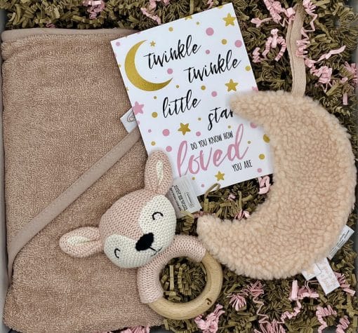 Het pakket Love you to the moon,  zit boordevol luxe producten! Een heerlijk zachte badcape in het old pink. Het rammeltje Deer is van Jollein en is aangevuld met het labeldoekje maan