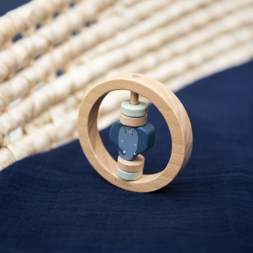 Houten ronde rammelaar - Mrs. Elephant